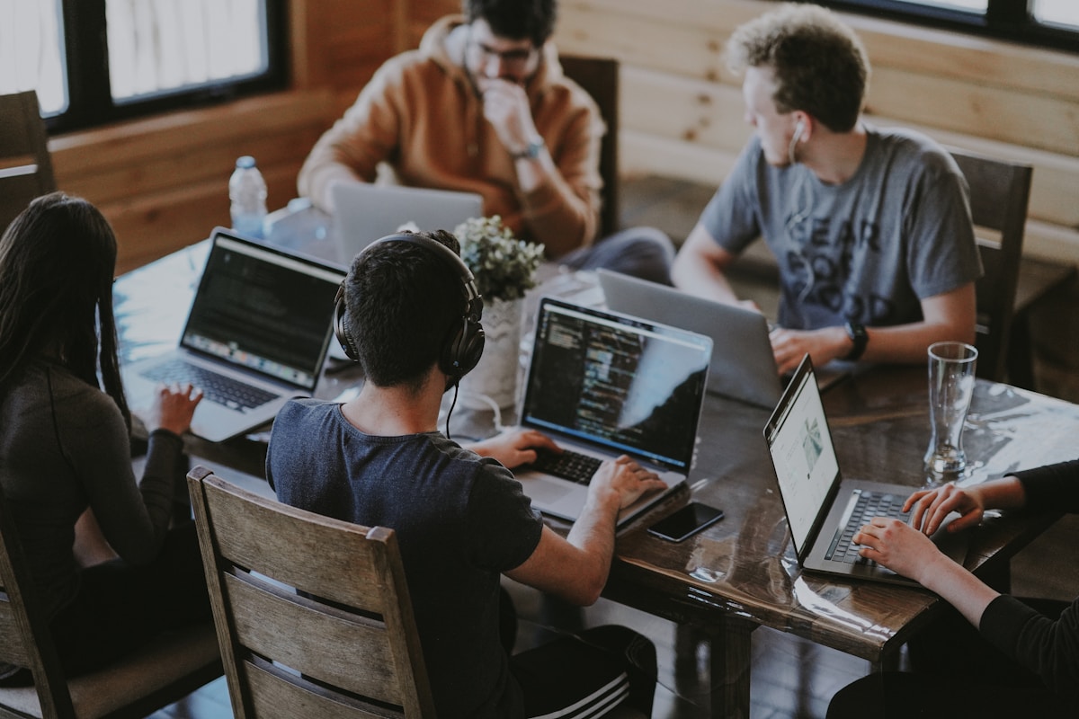 Équipe éditoriale collaborant sur des contenus bien-être