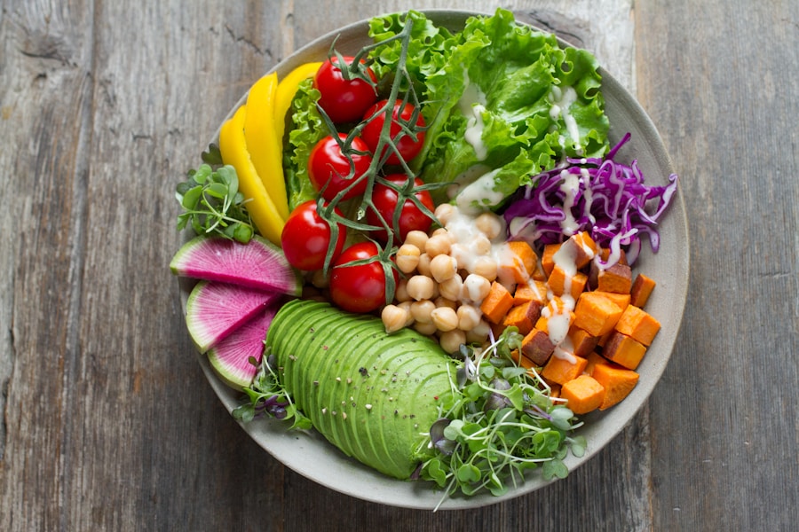 Assiette colorée de légumes frais, alimentation anti-inflammatoire
