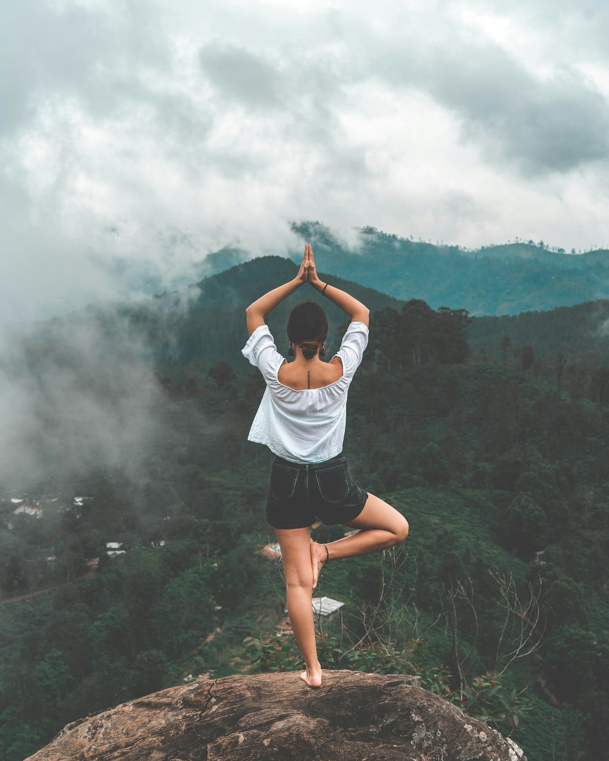 Personne en méditation dans une ambiance calme