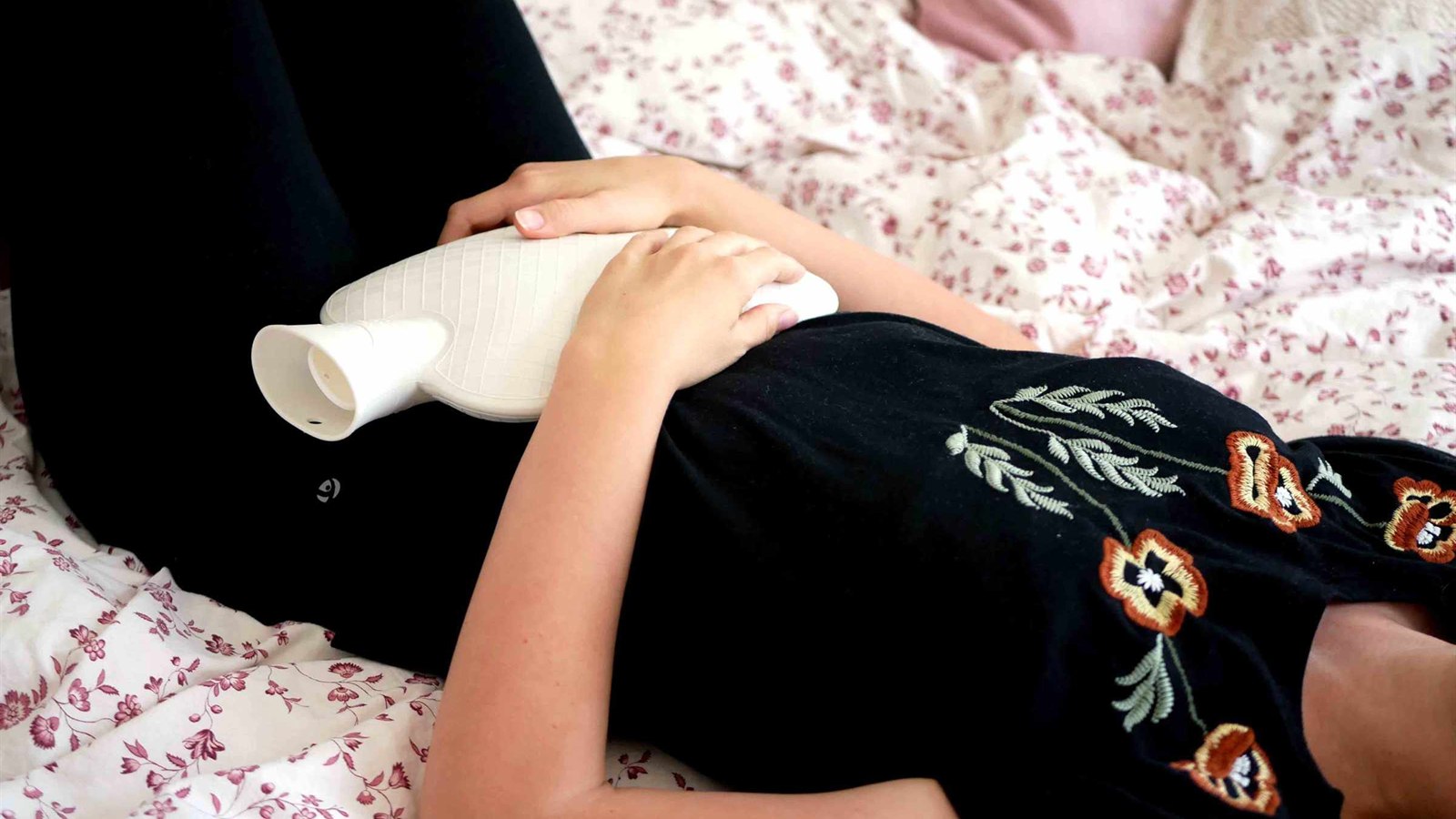 Bouillotte et moment de confort pour soulager les règles douloureuses