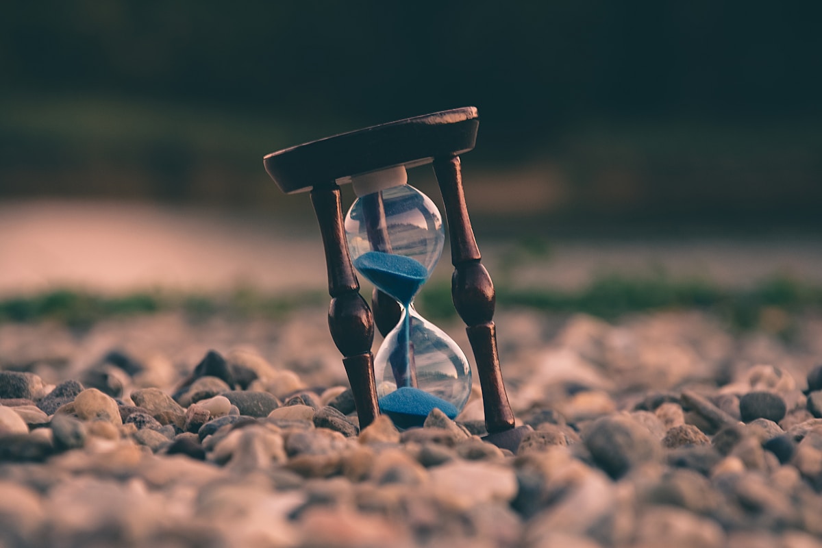 Réveil analogique posé près du lit pendant la nuit