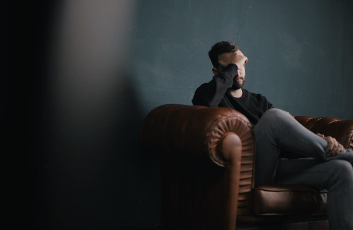 Personne pensive absorbée par ses pensées répétitives