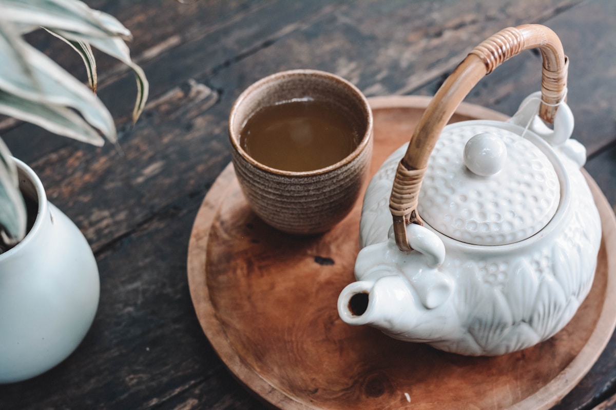 Tasse de thé vert et ambiance calme